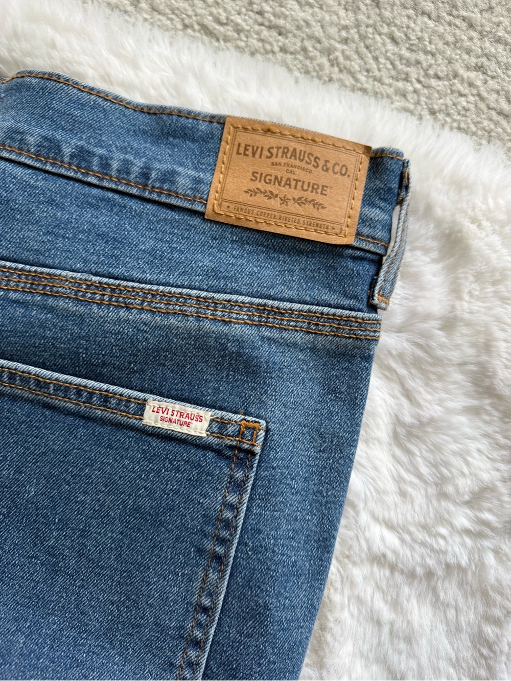 NWOT Levi's High Rise Loose Straight Leg Jeans - Picture 6 of 8
